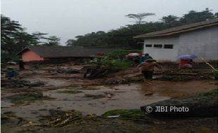 BENCANA JATENG :  Banjir Bandang Landa Desa di Magelang, Bidan Desa Jadi Korban