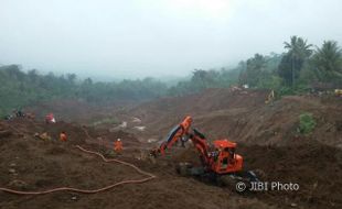 LONGSOR PONOROGO : Ekskavator Spider Atasi Medan Sempit dengan Kemiringan hingga 90 Derajat