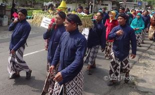 TRADISI KULONPROGO : Penjor Jadi Wujud Syukur 70 Tahun Usia Desa Banjararum