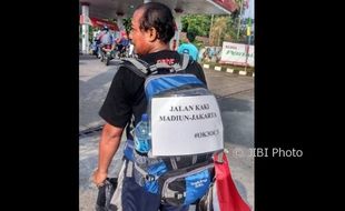 PILKADA JAKARTA : Lintasi Semarang, Pejalan Kaki Madiun-Jakarta Gegerkan Netizen