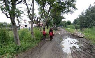 INFRASTRUKTUR SEMARANG : Jalan Berlumpur di Ibu Kota Jateng Bikin Netizen Prihatin