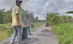 JALAN RUSAK SLEMAN : Akhirnya, Jeglongan Sewu Mulai Ditambal