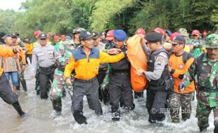 Butuh 7 Jam Identifikasi Jasad Kelima Korban Hanyut Sungai Grape Madiun