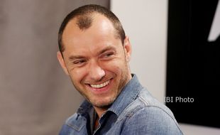 Jude Law Perankan Dumbledore Versi Muda di Film Kedua Fantastic Beasts