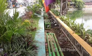 KEBERSIHAN DEMAK : Duh, Taman Dekat Makam Sunan Kalijaga Penuh Sampah