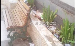 KEBERSIHAN SALATIGA : Trotoar Jl. Diponegoro Kotor, Netizen Geram