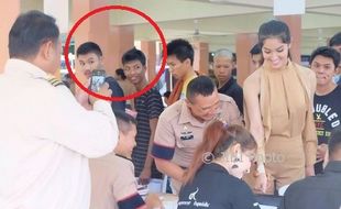 Kisah di Balik Foto Ladyboy Thailand Antre Undian Wajib Militer