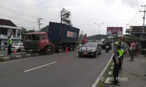 KECELAKAAN BOYOLALI : Rombongan Jokowi "Disambut" Truk Nyangkut di Median Jalan