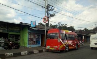 LALU LINTAS SALATIGA : Polisi Biarkan Angkutan Umum Ngetem di Kawasan Dilarang Berhenti