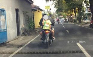 LALU LINTAS SEMARANG : Gemar Dibonceng Hadap Belakang, Anak di Semarang Ini Ramai Dibicarakan