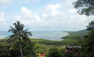 CUACA BURUK : Gelombang Laut Tinggi, Sejumlah Kapal Dilarang Berlayar ke Karimunjawa