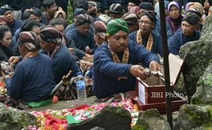 Ratusan Warga Ngalap Berkah Labuhan Merapi