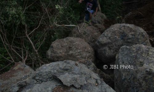 Batu Raksasa Hasil Tambang Menggelinding ke Lahan Warga dan Merusak Tanaman