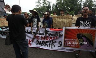 FOTO PABRIK SEMEN PATI : Masyarakat Sipil Jogja Juga Bela Kendeng