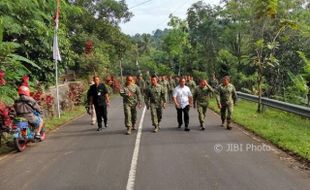 Keluarga Besar Kostrad Berziarah ke Makam Pak Harto di Giribangun