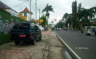 PARKIR SALATIGA : Mobil Pelat Merah Panen Cibiran