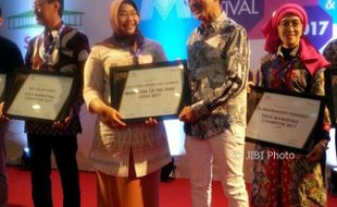 Pemkab Sragen dan Bupati Yuni Diganjar Penghargaan The Best Marketeer 2017