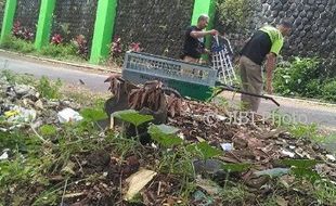 Petugas Kebersihan Salatiga Buang Sampah Sembarangan?