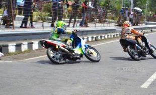 ROAD RACE KENDAL : Jalanan di Kendal Jadi Sirkuit, Netizen Heran