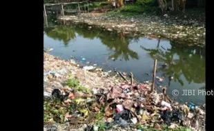 KEBERSIHAN DEMAK : Sampah Memenuhi Sungai di Mangunjiwan, Warga Disalahkan