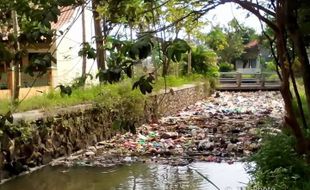 KEBERSIHAN KENDAL : Sampah Penuhi Sungai Brangsong Diduga Kiriman Desa Lain