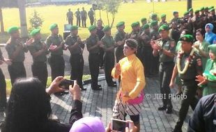 Tradisi Penyambutan Meriahkan Kedatangan Pangdam IV Diponegoro