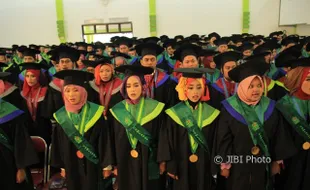 KAMPUS DI SOLORAYA : IAIN Surakarta Wisuda 509 Sarjana, Inilah Wisudawan Terbaik