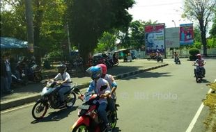 PENDIDIKAN SUKOHARJO : Tak Hormati UN SMP, Pelajar SMA/SMK Ini Malah Konvoi Sambut Kelulusan