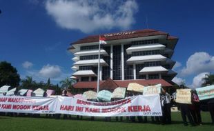 Karyawan UPN Veteran Tuntut Pengangkatan Jadi PNS