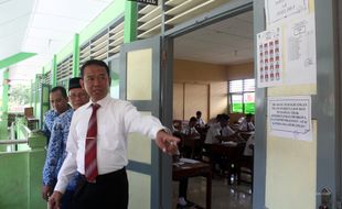 UJIAN NASIONAL 2017: Yuni-Dedy Sidak 4 Sekolah Secara Terpisah