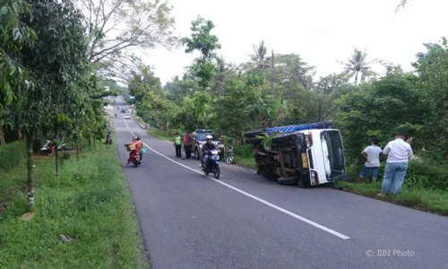 KECELAKAAN WONOGIRI : As Patah, Truk Terguling di Jalan Ngadirojo-Baturetno