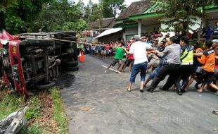 KECELAKAAN KARANGANYAR : Dua Truk Terguling di Ngargoyoso dan Jatiyoso