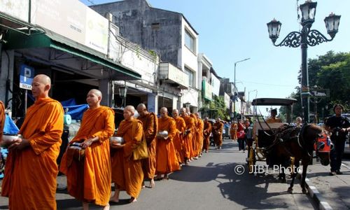 FOTO WAISAK 2017 : Begini Suasana Pindapata Pertama di Malioboro