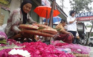 Naik 4 Kali Lipat, Harga Bunga Tabur di Pasar Kembang Solo Tembus Rp200.000/Ikat