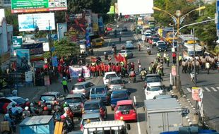 DEMO SUKOHARJO : Mahasiswa UMS Berdemo di Jalan, Lalu Lintas Terganggu