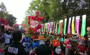 HUT CFD SOLO : Pesan Perdamaian Antarsuku dari Pengunjung CFD