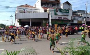 HUT KE-267 WONOGIRI : Drumben AAU hingga Peraih Kalpataru Ramaikan Pawai Budaya