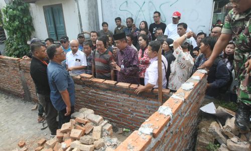 KONFLIK LAHAN PENUMPING : Warga Ancam Bongkar Paksa Pagar