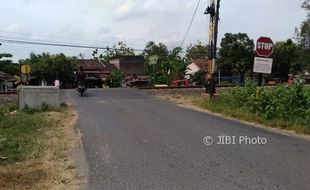 LALU LINTAS SRAGEN : Awas! Bahaya Mengintai di Belasan Perlintasan Tak Berpalang Pintu