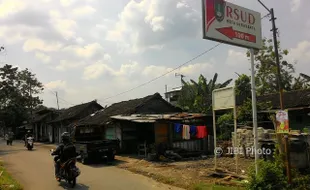 Ganggu Proyek KA Bandara, Bangunan di Bantaran Rel Solo Balapan-Kaliyoso Dibongkar