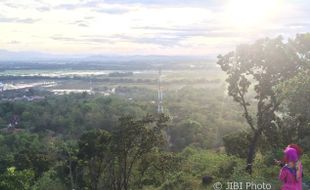 WISATA SOLORAYA : Batu Manten Gunung Taruwongso Sukoharjo Solusi Bagi Jomblo