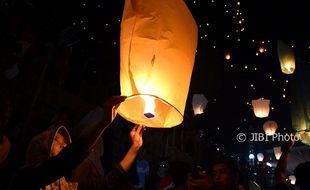 AGENDA SEMARANG : Kala Festival Banjir Kanal Barat Diterangi 4.700 Lampion Warna-Warni