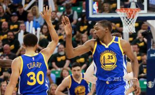 PLAYOFF NBA : Durant Bikin Warriors Makin Tak Terkejar