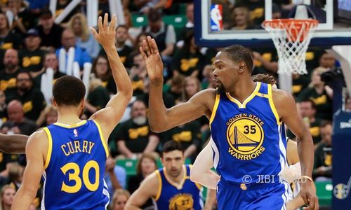 PLAYOFF NBA : Durant Bikin Warriors Makin Tak Terkejar