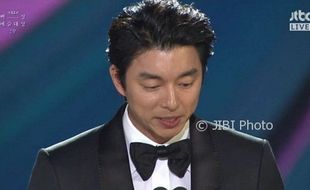 K-POP : Gong Yoo Menangis Terima Penghargaan Baeksang Arts Awards