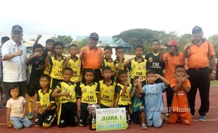 TURNAMEN SEPAK BOLA : IM Sragen Juara Piala Rektor UNS Solo