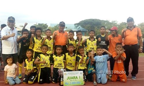 TURNAMEN SEPAK BOLA : IM Sragen Juara Piala Rektor UNS Solo