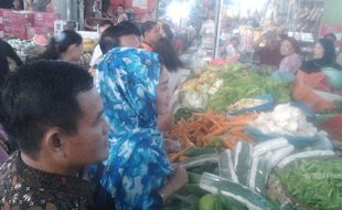 HARGA SEMBAKO SOLO : Blusukan Kemendag di Pasar Gede: Harga Bahan Pokok Naik Signifikan