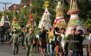 FOTO TRADISI KUDUS : Kirab Apem Kaloran Sambut Ramadan 2017