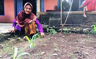 Mbah Ponco Sutiyem Bertemu Penonton di Gala Premier Film Ziarah